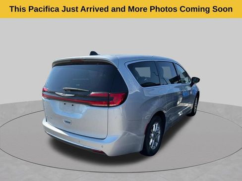 Used 2024 Chrysler Pacifica Touring-L FWD image 4
