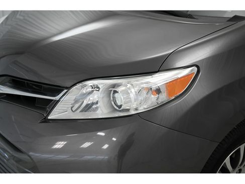 Used 2018 Toyota Sienna XLE image 24