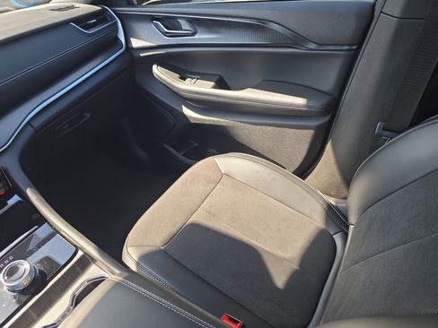 Used 2025 Jeep Grand Cherokee L Altitude RWD image 16