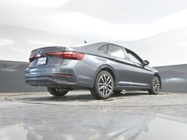 Used 2025 Volkswagen Jetta SE FWD image 40