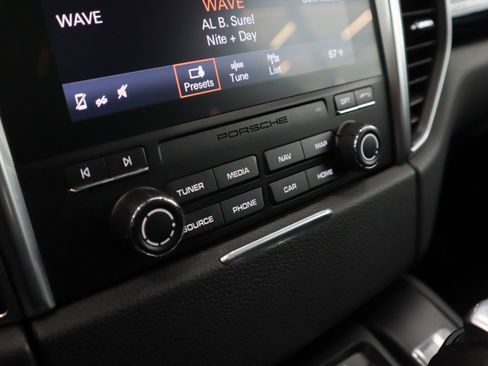 Certified 2018 Porsche Macan image 24