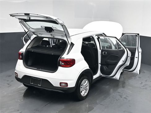 New 2025 Hyundai Venue SE image 17
