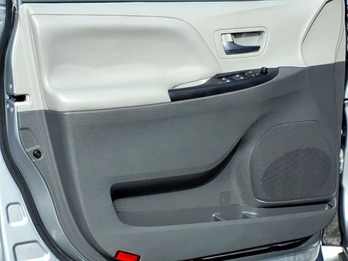 Certified 2020 Toyota Sienna LE w/ Carpet Mat Package image 14