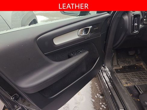 Used 2019 Volvo XC40 T5 Momentum image 5