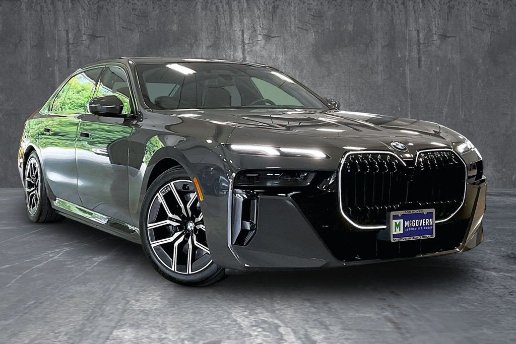 Used 2026 BMW 750e xDrive AWD/4WD image 3