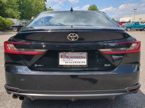 Used 2025 Toyota Camry SE FWD image 5