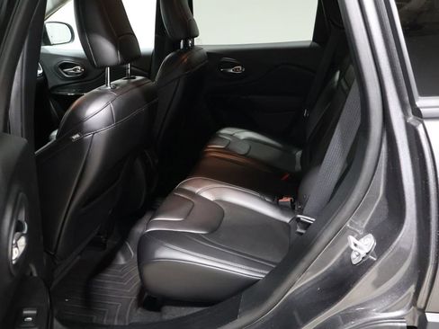 Used 2019 Jeep Cherokee Latitude Plus image 19