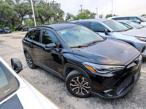 Used 2023 Toyota Corolla Cross AWD Hybrid image 6