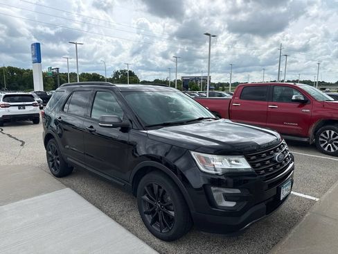 Used 2017 Ford Explorer XLT w/ Equipment Group 202A AWD/4WD image 2