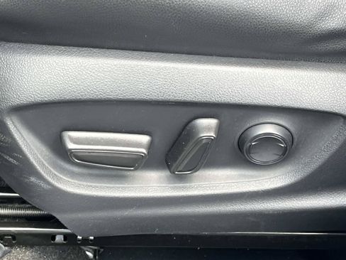 Used 2022 Toyota Corolla Cross XLE w/ Convenience Package FWD image 26
