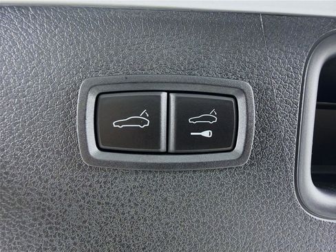 Certified 2025 Porsche Macan AWD/4WD image 24