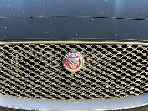 Used 2018 Jaguar F-PACE R-Sport image 12