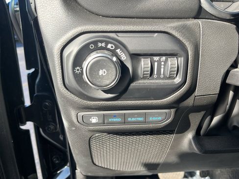 Used 2022 Jeep Wrangler Unlimited Sahara w/ Cold Weather Group image 10