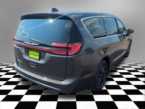 Used 2023 Chrysler Pacifica Touring-L FWD image 8