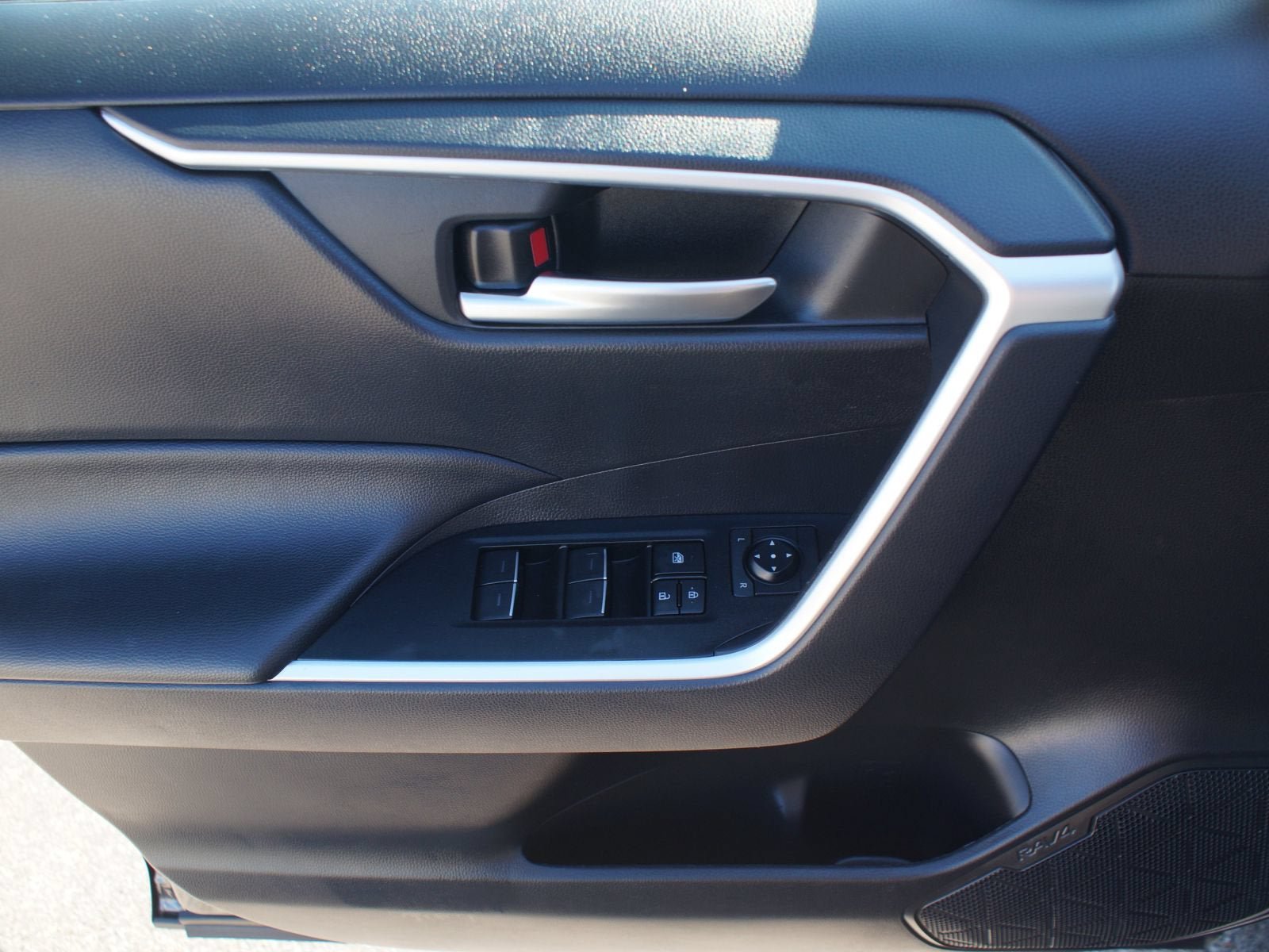 Used 2025 Toyota RAV4 XLE FWD image 28