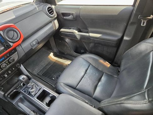 Used 2019 Toyota Tacoma TRD Off-Road AWD/4WD image 17
