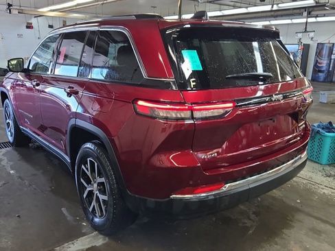 Used 2023 Jeep Grand Cherokee Limited w/ Trailer Tow Prep Group (B) AWD/4WD image 4