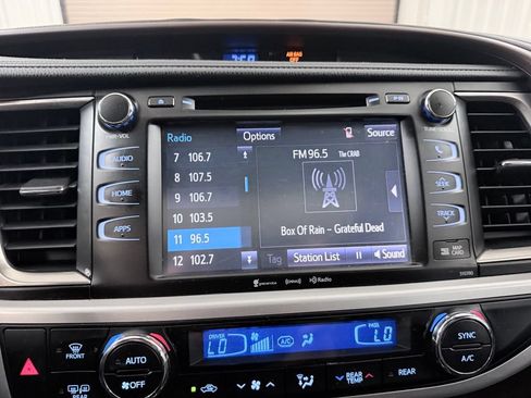 Used 2019 Toyota Highlander XLE FWD image 17