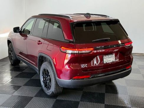 Used 2025 Jeep Grand Cherokee Altitude image 6