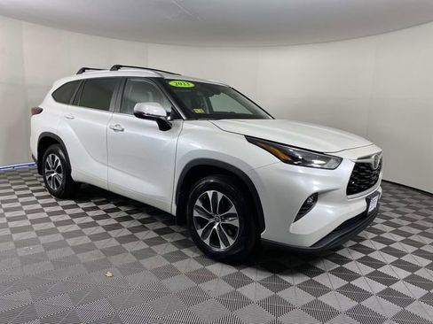 Used 2023 Toyota Highlander XLE image 1