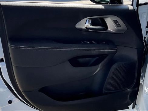 New 2026 Chrysler Pacifica Select image 10