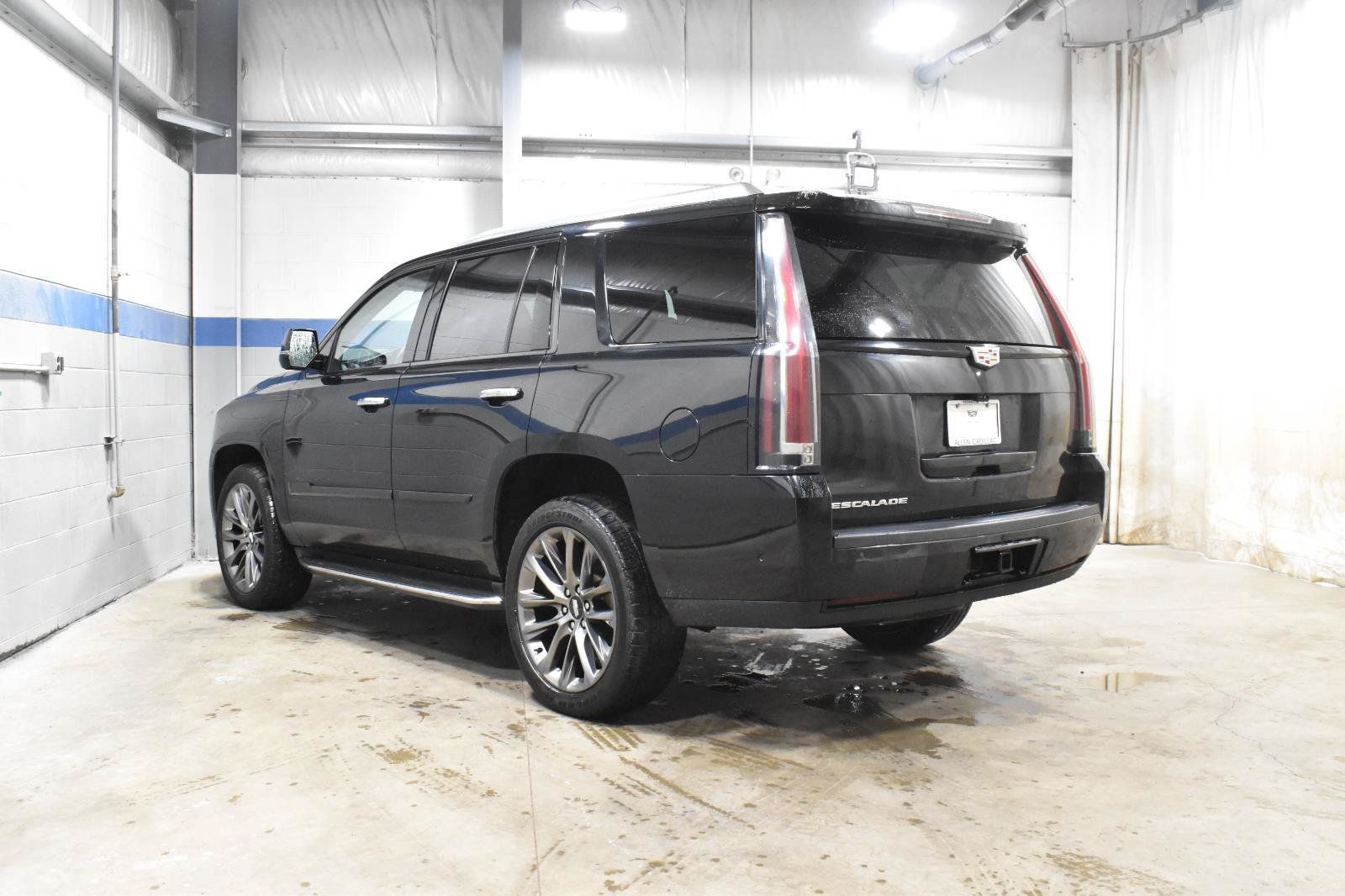 Used 2020 Cadillac Escalade Premium Luxury w/ Escalade Sport Edition AWD/4WD image 26