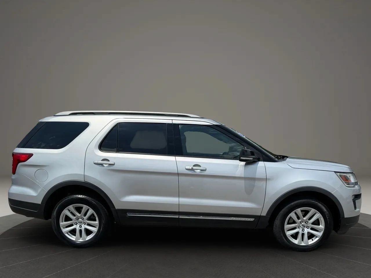Used 2018 Ford Explorer XLT w/ Equipment Group 201A AWD/4WD image 3
