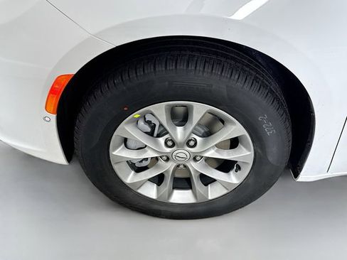 New 2026 Chrysler Pacifica Limited w/ Uconnect Theater Family Group image 32