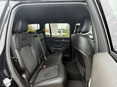 Used 2024 Hyundai Venue SE FWD image 27
