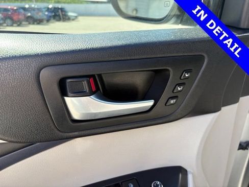 Used 2016 Toyota Highlander Limited AWD/4WD image 24