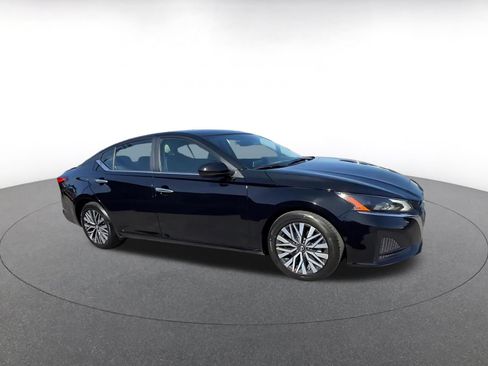 Used 2025 Nissan Altima 2.5 SV FWD image 2