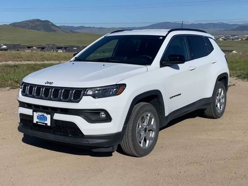 Used 2025 Jeep Compass Latitude AWD/4WD image 4