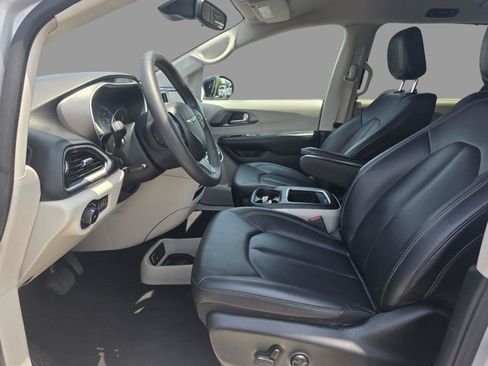 Used 2024 Chrysler Pacifica Touring-L FWD image 23