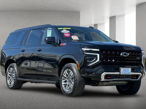 Used 2025 Chevrolet Suburban Z71 AWD/4WD image 2