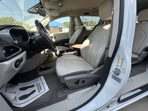Used 2017 Chrysler Pacifica Touring-L FWD image 16