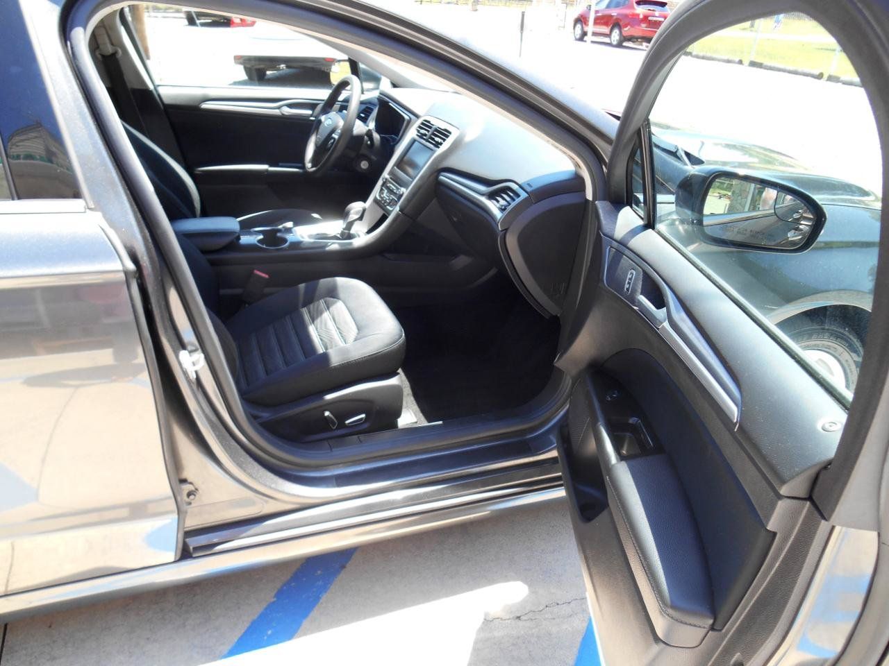 Used 2016 Ford Fusion SE FWD image 9