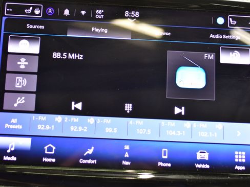 Used 2023 Chrysler Pacifica Touring-L w/ Uconnect Theater Family Group FWD image 25