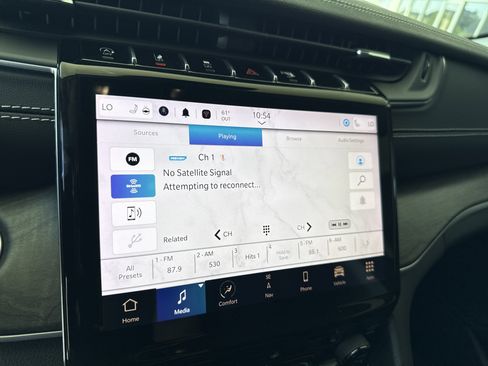 Used 2023 Jeep Grand Cherokee Limited w/ Black Appearance Package image 22