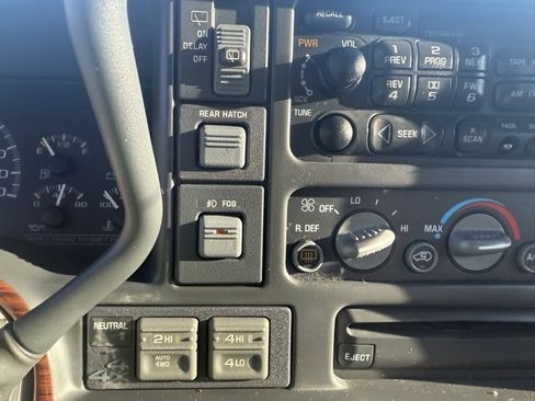 Used 2000 Cadillac Escalade 4WD image 16