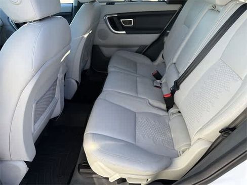 Used 2016 Land Rover Discovery Sport SE image 6