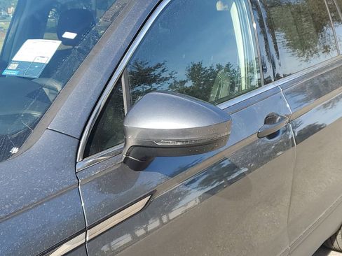 Used 2024 Volkswagen Tiguan SE image 12