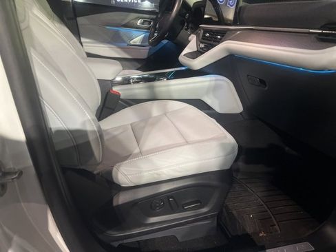 Used 2025 Ford Explorer Platinum w/ Ultimate Package image 7