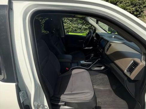Used 2022 Nissan Frontier SV RWD image 2