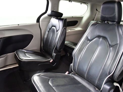 Used 2023 Chrysler Pacifica Limited FWD image 12