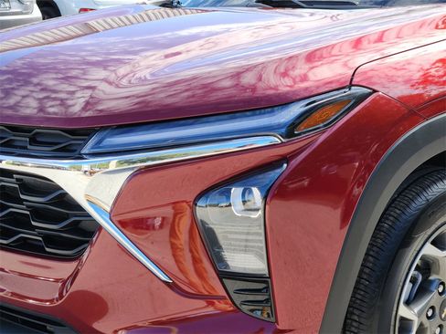 Used 2025 Chevrolet Trax LT w/ LT Convenience Package image 7