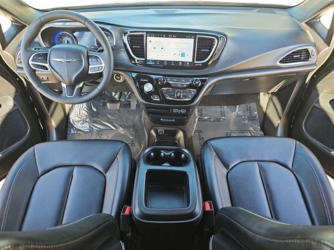 Used 2025 Chrysler Pacifica Select image 9