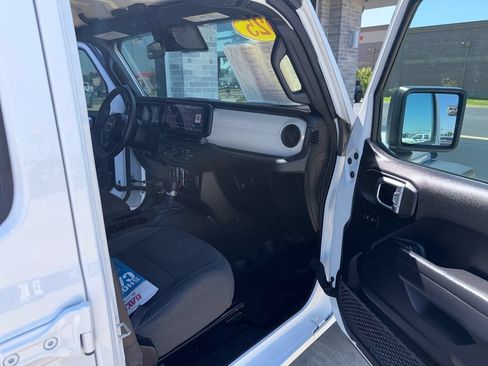 Used 2025 Jeep Gladiator Sport AWD/4WD image 19