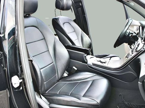 Used 2018 Mercedes-Benz GLC 300 4MATIC image 25