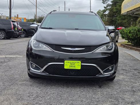 Used 2017 Chrysler Pacifica Limited image 2