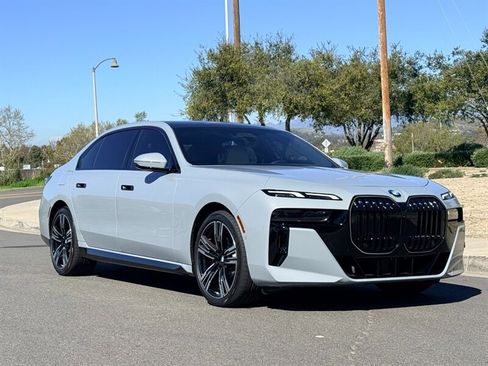 Used 2025 BMW 760i xDrive image 5